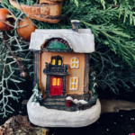 Decorațiune ceramica căsuța cu led (5 cm)