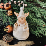 Decorațiune ceramica – Ren cu clopoțel (12 cm)