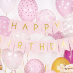 Banner „Happy Birthday” roz deschis