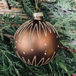 Glob auriu închis din sticla – 8 cm