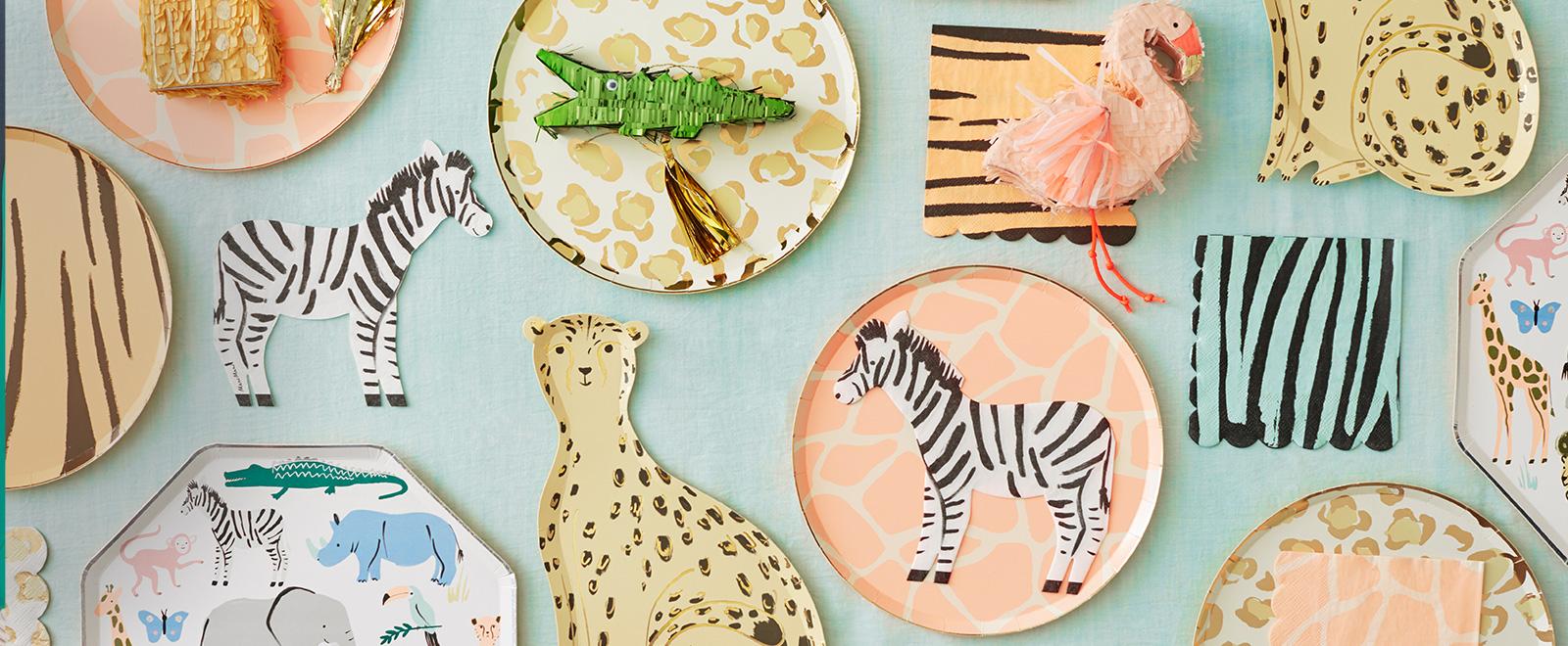 Petrecere Tematică Safari – O Aventură Sălbatică în Inima Junglei! 🦁🌿 Pregătește-te pentru o petrecere plină de aventură cu tematica Safari, unde copiii vor descoperi magia junglei printre elefanți, maimuțe, tigri și girafe! Cu accesorii colorate și decorațiuni spectaculoase, evenimentul va fi o experiență de neuitat. La PartyBalloons.ro găsești tot ce ai nevoie pentru un decor exotic: farfurii în formă de elefanți, maimuțe, tigri sau girafe, șervețele în tematica asortate, baloane din folie cu animale din junglă, măști de carnaval, tatuaje temporare și coifuri tematice!