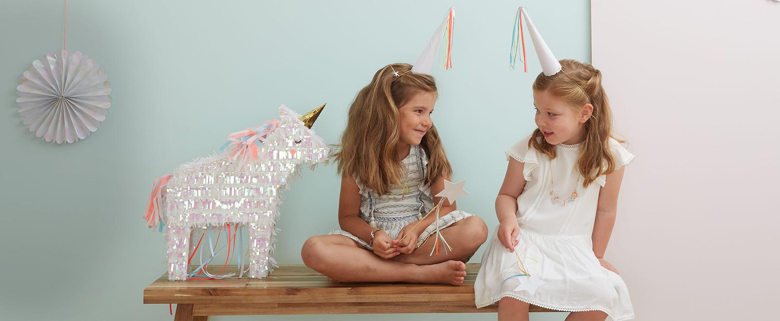 Petrecere Tematică Unicorn – Magie, Strălucire și Culori Feerice! 🦄✨ Transformă ziua de naștere a copilului tău într-un tărâm fermecat cu o petrecere tematică unicorn! Plină de culori pastelate, sclipici și elemente magice, această tematică este adorată de copii și perfectă pentru o atmosferă de basm. La PartyBalloons.ro găsești toate accesoriile necesare pentru o petrecere de poveste: farfurii cu unicorni, pahare imprimate cu unicorni, tatuaje temporare cu unicorni, decor pentru cupcakes și torturi cu unicorni, baloane pastelate și multe alte decorațiuni spectaculoase!
