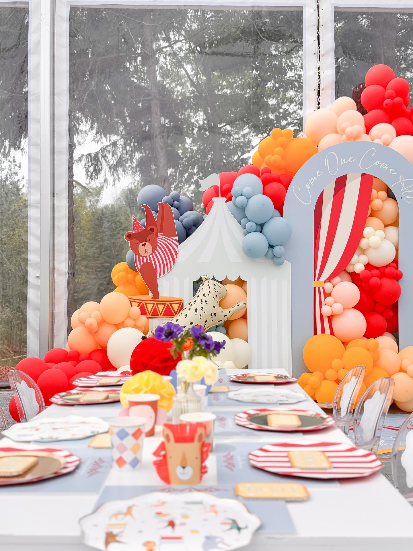 Decoruri cu baloane pentru orice eveniment – ghid complet 2026 cu idei și trenduri