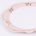 Farfurii pastel elegante cu detalii aurii – Inspirație Rococo – Meri Meri