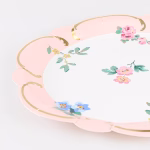 Farfurii roz pastel elegante cu detalii aurii – stil Rococo – Meri Meri