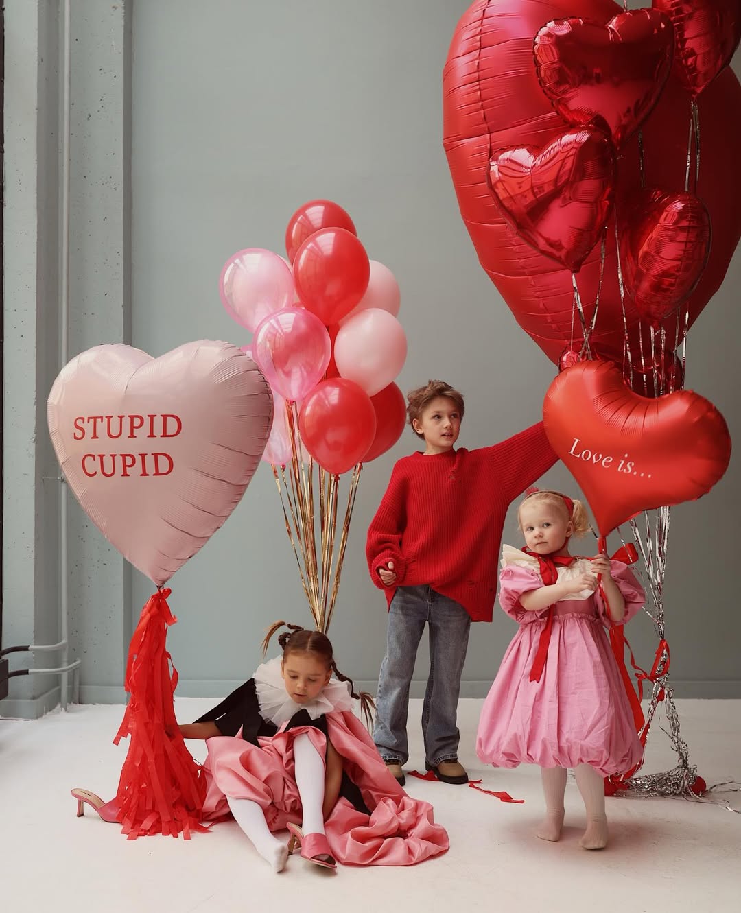 Decor Valentine’s Day cu baloane inimă roșii și roz – surpriză romantică