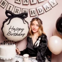 Banner Happy Birthday crem-negru cu fundițe – decor elegant petrecere